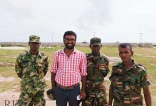 Sachin with Sri Lankan soldiers in Jaffna