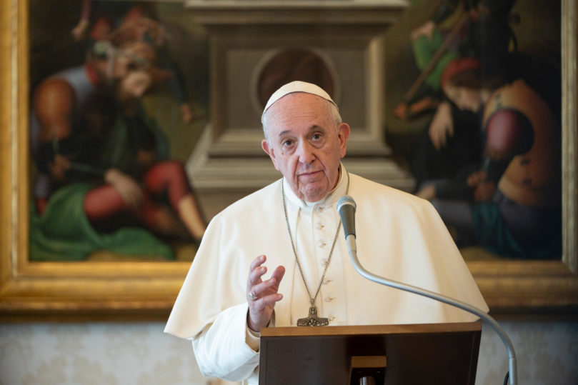 Pope Francis gives blessing with the Blessed Sacrament | RITZ