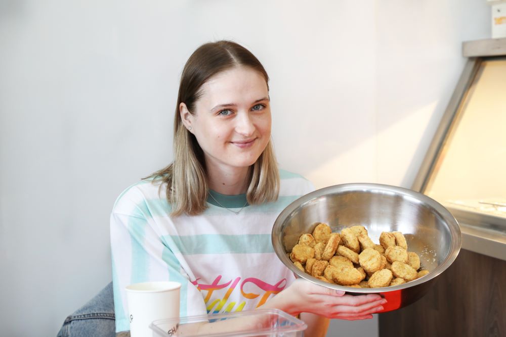 Woman Sets Guinness World Record For Eating Chicken Nuggets Ritz