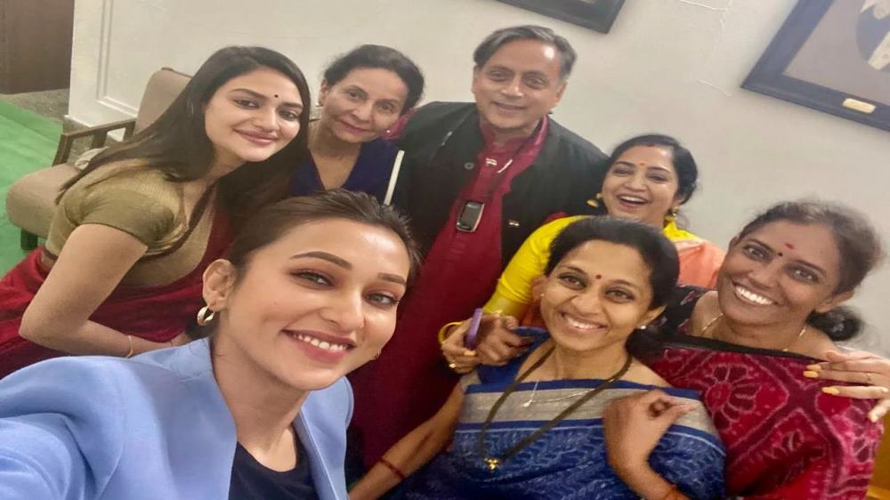 Shashi Tharoor explains about picture with women MPs | RITZ