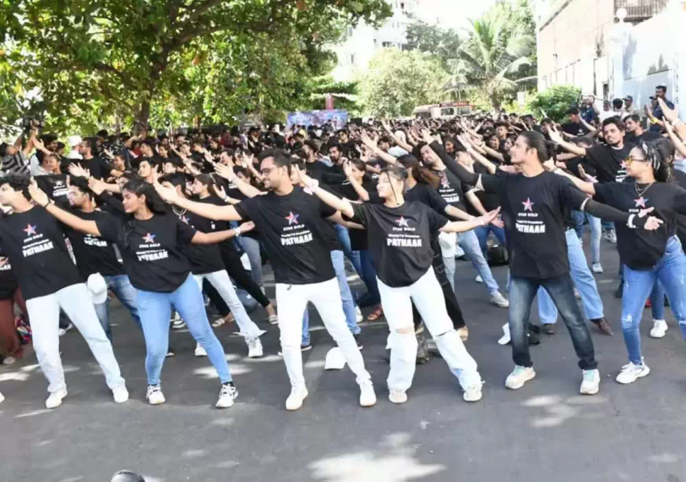 Fans Of Shah Rukh Khan Create Guinness World Record | RITZ