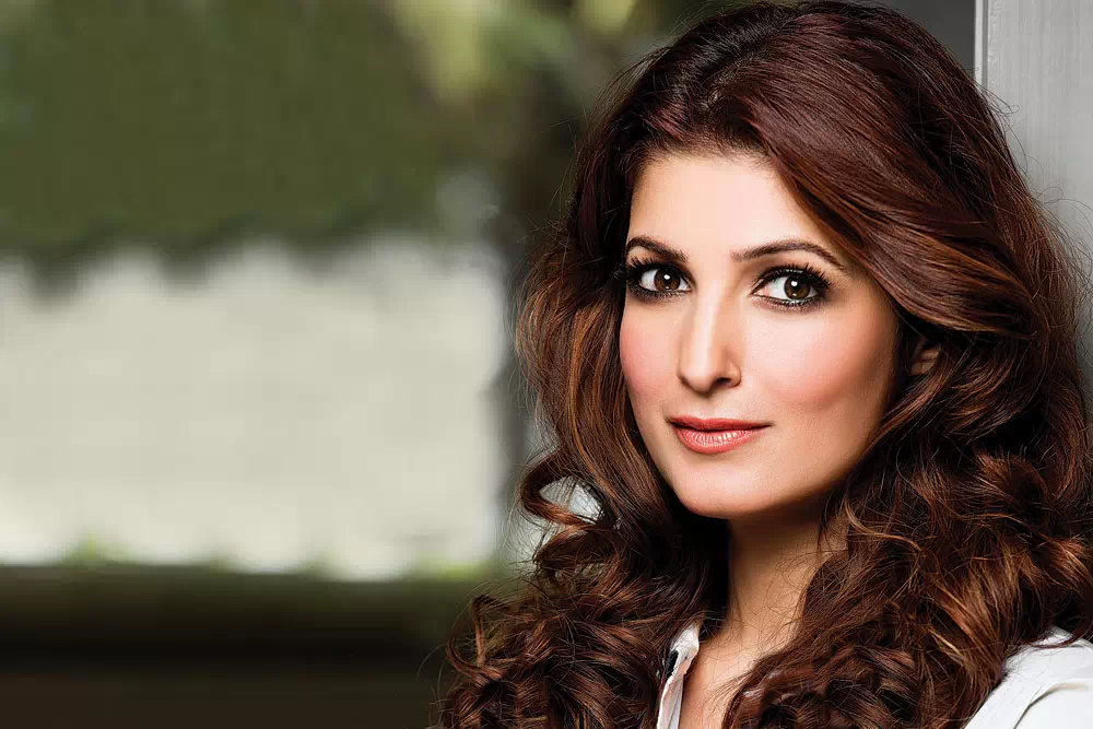 Twinkle Khanna Gets Her Masters Degree From London University1.webp